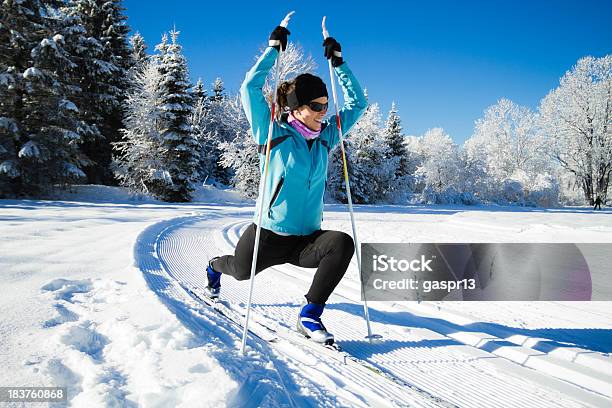 Esquentando - Fotografias de stock e mais imagens de Esqui Nórdico - Esqui Nórdico, Esticar, Esqui - Esqui e snowboard