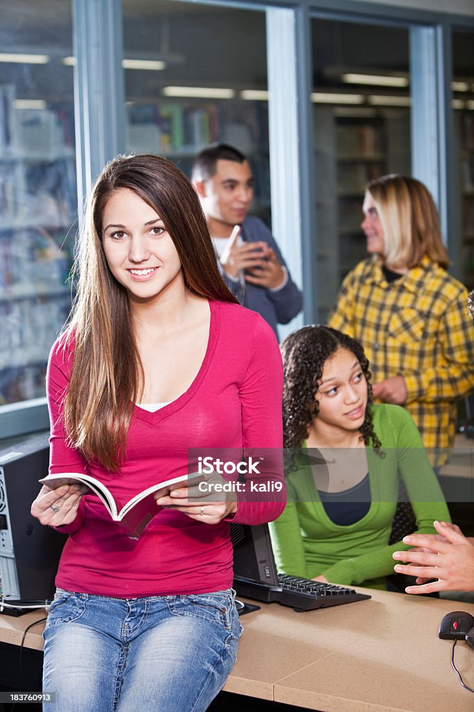 Подростковая студентов в школе, библиотеке - Стоковые фото Девушки роялти-фри