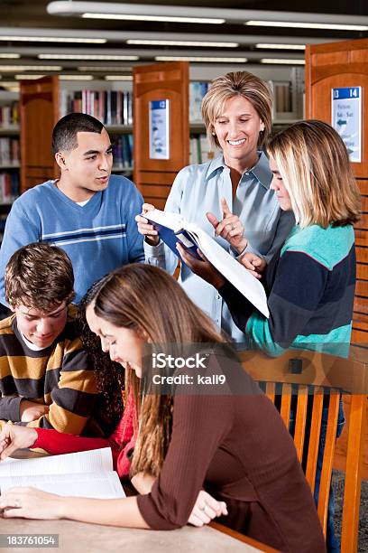 Photo libre de droit de Groupe De Jeunes Étudiants Avec Le Professeur Dans La Bibliothèque banque d'images et plus d'images libres de droit de 14-15 ans