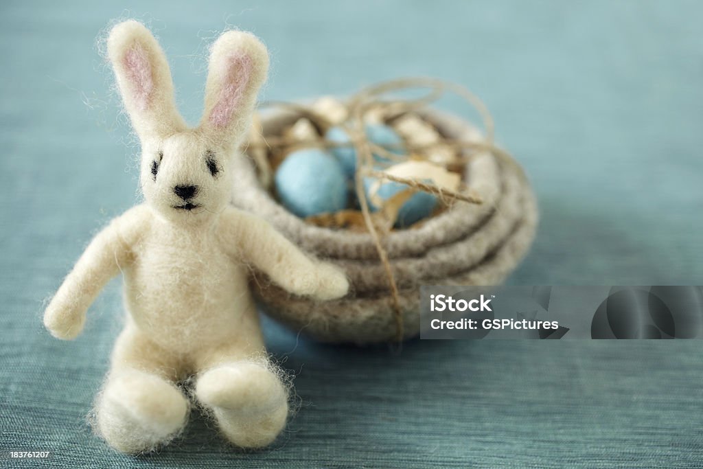 Fieltro de conejito de pascua con huevos en tazón de fondo - Foto de stock de Animal libre de derechos