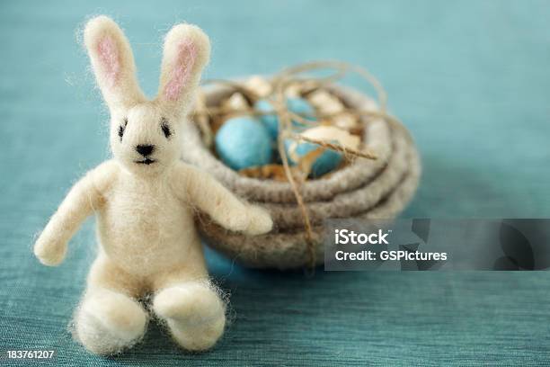 Fieltro De Conejito De Pascua Con Huevos En Tazón De Fondo Foto de stock y más banco de imágenes de Animal