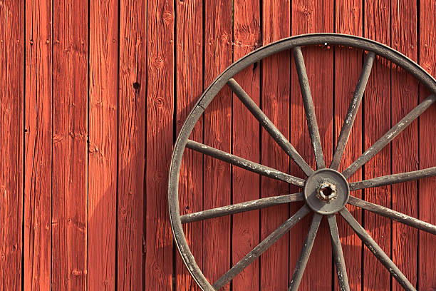 vecchio ruota - wagon wheel foto e immagini stock