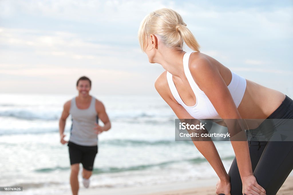 Jovem casal jogging e s'exercitar - Foto de stock de Adulto royalty-free