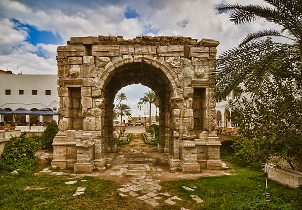 roman arco de marcus aurelius en tripoli - tripoli fotografías e imágenes de stock