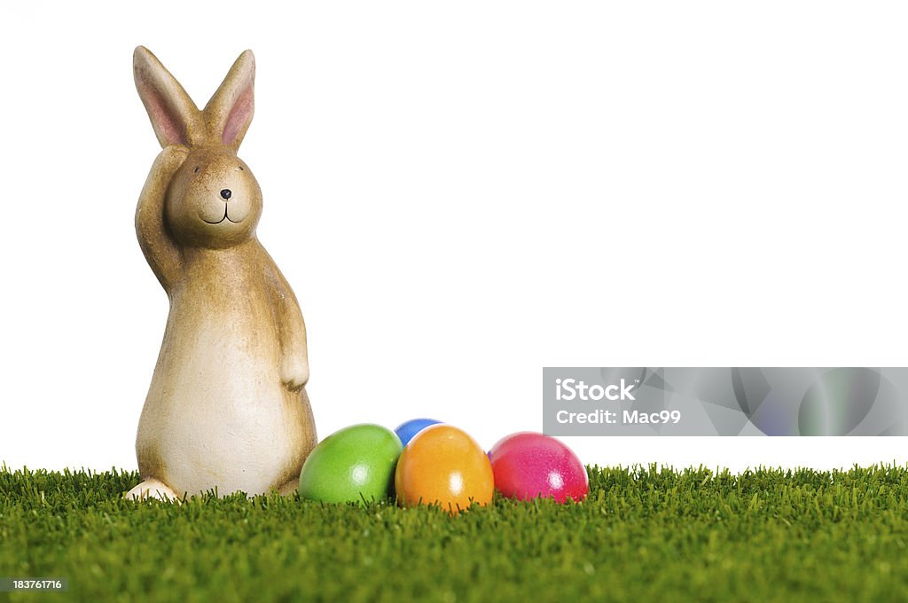 Coniglietto di Pasqua con un mucchio di uova - Foto stock royalty-free di Coniglietto di Pasqua