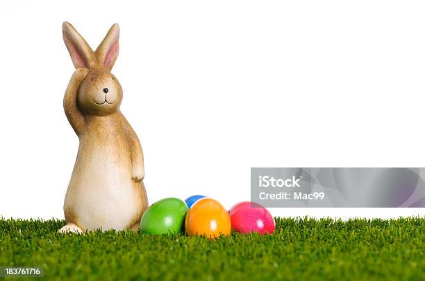Wielkanoc Bunny Z Stos Jaj - zdjęcia stockowe i więcej obrazów Wielkanocny zając - Wielkanocny zając, Neutralne tło, Trawa