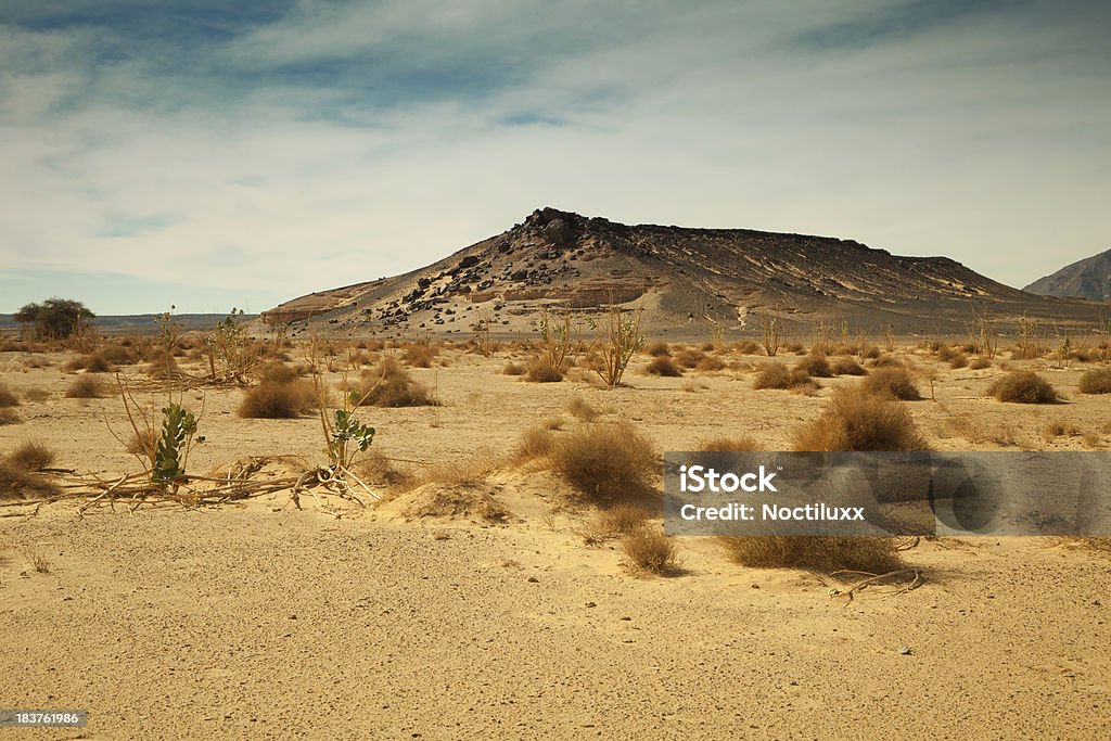 Distant mountain in Libia Deserto del Sahara - Foto stock royalty-free di Ambientazione esterna