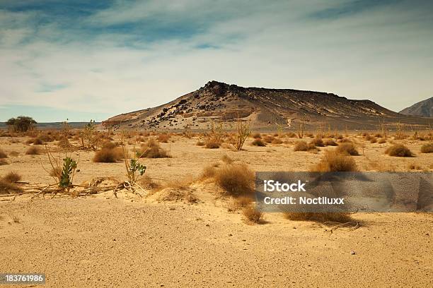 Distant Mountain In Libia Deserto Del Sahara - Fotografie stock e altre immagini di Ambientazione esterna - Ambientazione esterna, Cielo, Composizione orizzontale