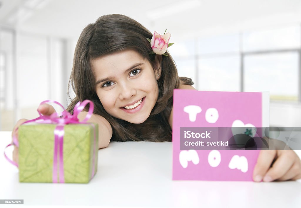 Presente para a mamãe. - Foto de stock de 10-11 Anos royalty-free