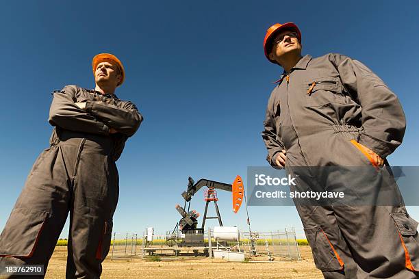 Foto de Gigantes De Óleo e mais fotos de stock de Campo Petrolífero - Campo Petrolífero, Operário Petroleiro, Óleo