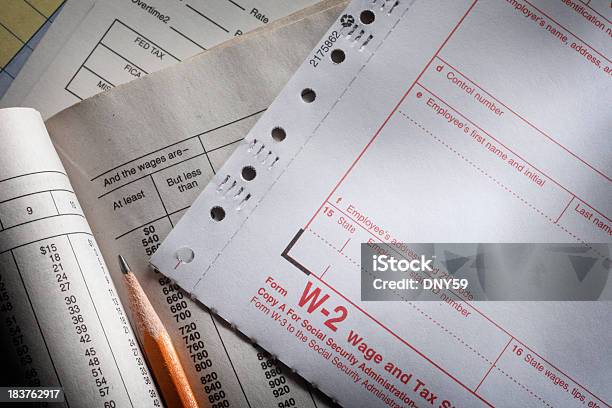 Foto de W 2 Formulário e mais fotos de stock de Contracheque - Contracheque, Formulário para Imposto, Salário