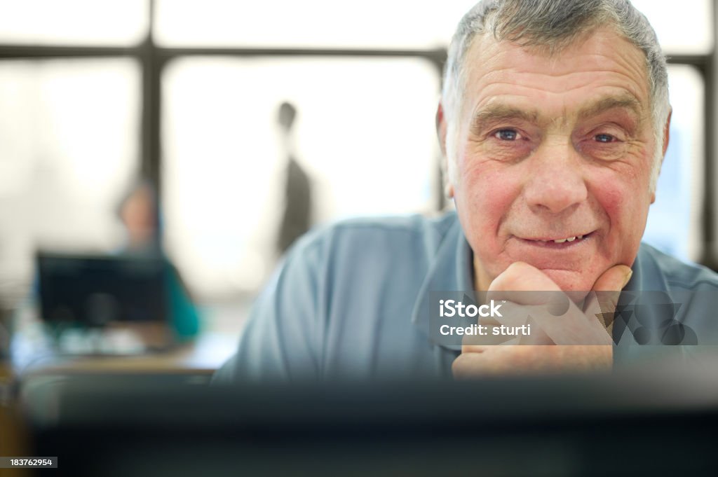 Alter Mann auf computer - Lizenzfrei Alter Erwachsener Stock-Foto
