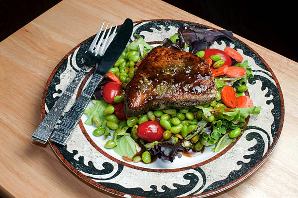 colorido salada de atum - tuna steak tuna salad tomato - fotografias e filmes do acervo