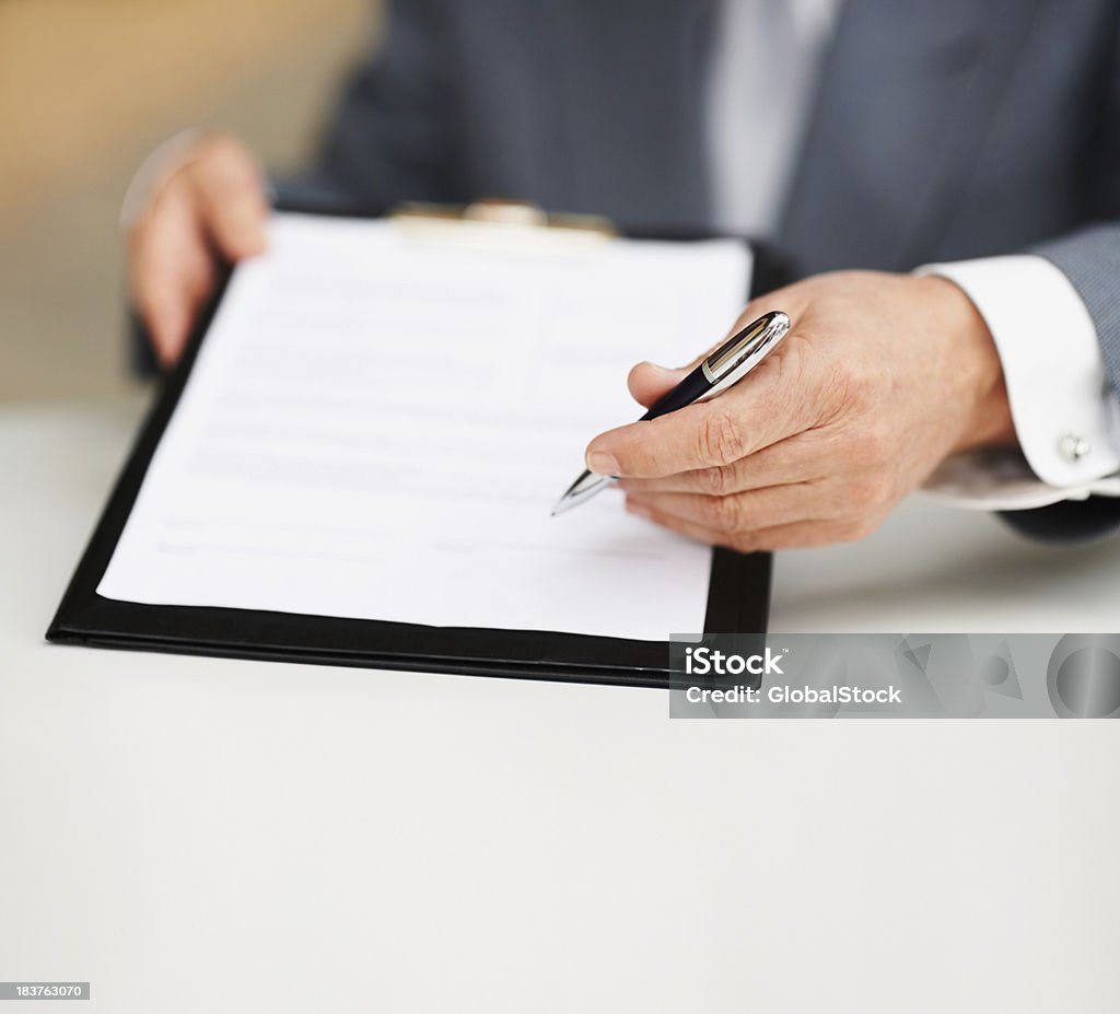 Oferecendo uma caneta para assinar o contrato - Foto de stock de Acordo royalty-free