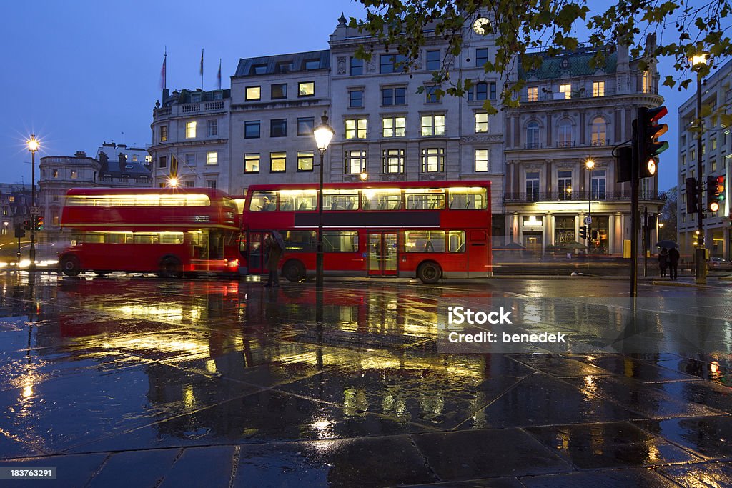 Дождливый день, дождь, Лондон, Англия, Великобритания - Стоковые фото Автобус роялти-фри