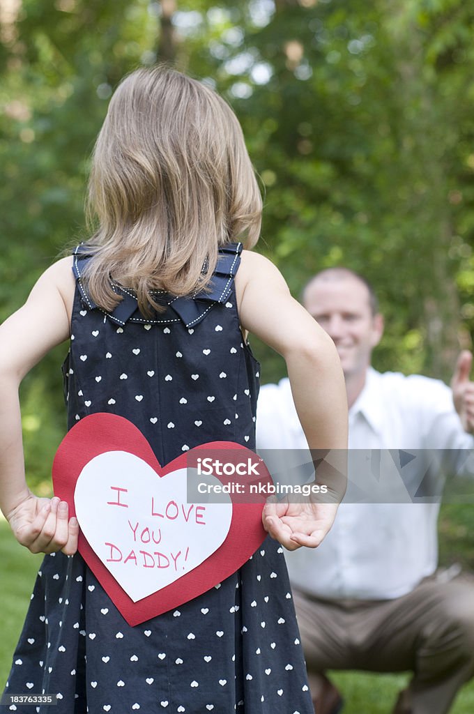 Mädchen mit Ich liebe sie Karte für Ihr Vater Vater - Lizenzfrei Alleinerzieher Stock-Foto