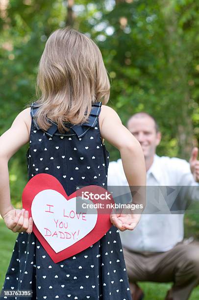 Menina Com Eu Amo Você Daddy Cartão Para O Pai - Fotografias de stock e mais imagens de Adulto - Adulto, Amor, Ao Ar Livre