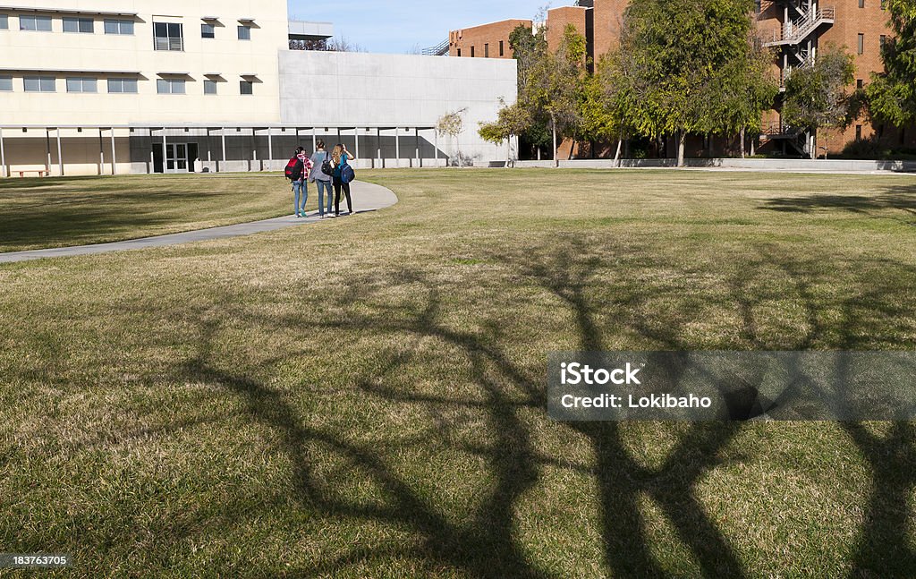 Tres niñas en Campus - Foto de stock de Acera libre de derechos