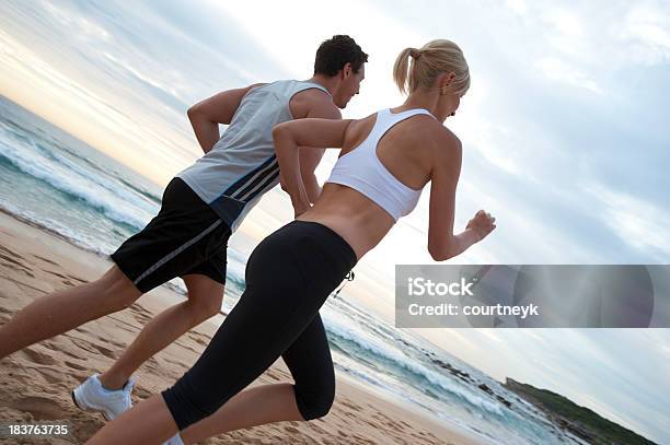 Photo libre de droit de Couple De Jogging banque d'images et plus d'images libres de droit de Plage - Plage, Sport, Courir