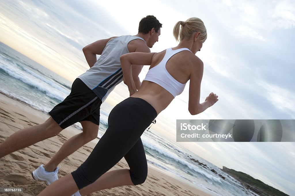 Para jogging - Zbiór zdjęć royalty-free (Plaża)