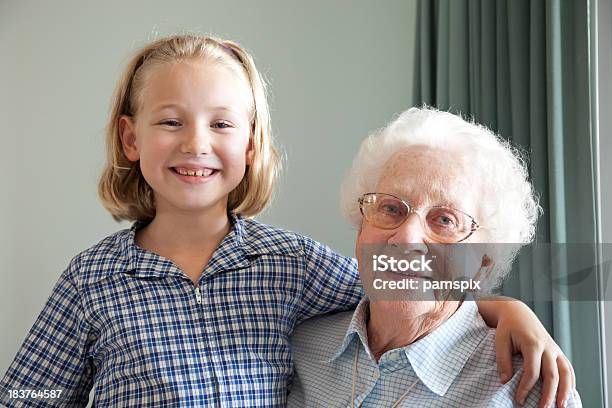 Foto de Avó E Neta e mais fotos de stock de 6-7 Anos - 6-7 Anos, Abraçar, Adulto