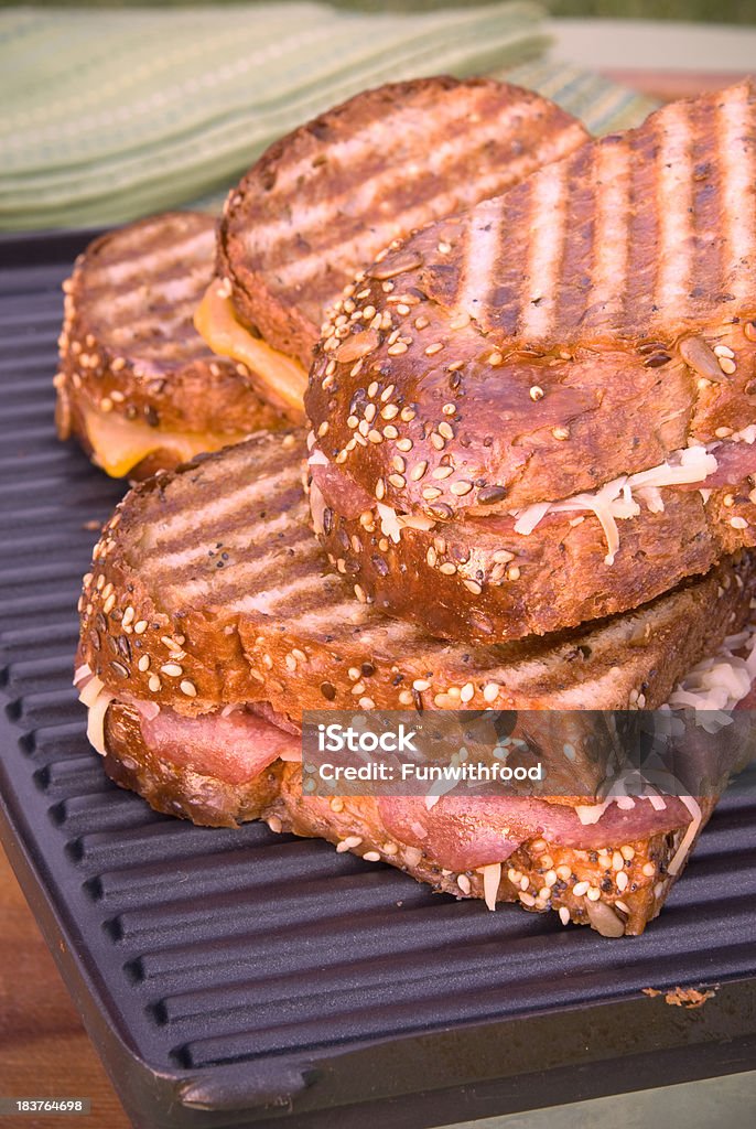 Käse, gegrillte Panini, getoastete Sandwiches, gesunden Mittagessen Küche auf Gusseiserne Pfanne - Lizenzfrei Gusseiserne Pfanne Stock-Foto