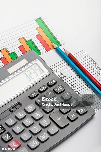 Saldo Stock Grafico Di Affari Con La Penna E Calcolatrice - Fotografie stock e altre immagini di Affari