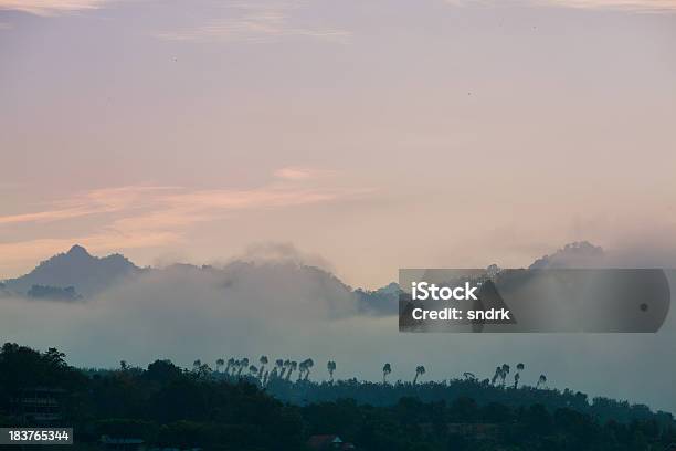 Montañas Con Nubes En El Oeste De Tailandia Foto de stock y más banco de imágenes de Aire libre - Aire libre, Asia, Asia Sudoriental