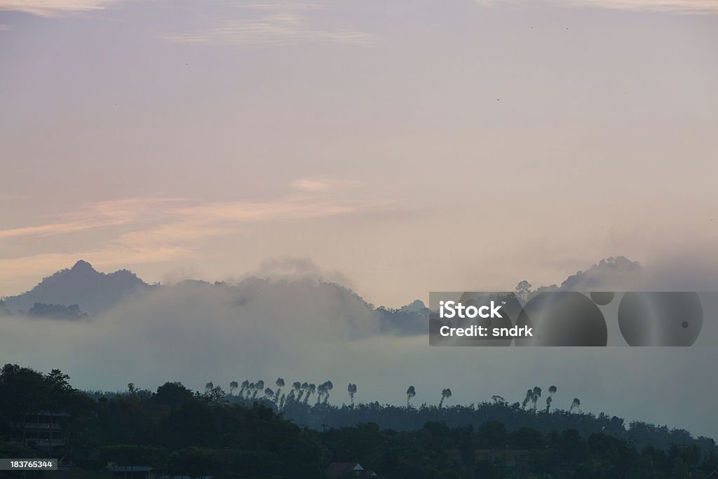 Góry z chmury w zachodnim Tajlandii - Zbiór zdjęć royalty-free (Azja)