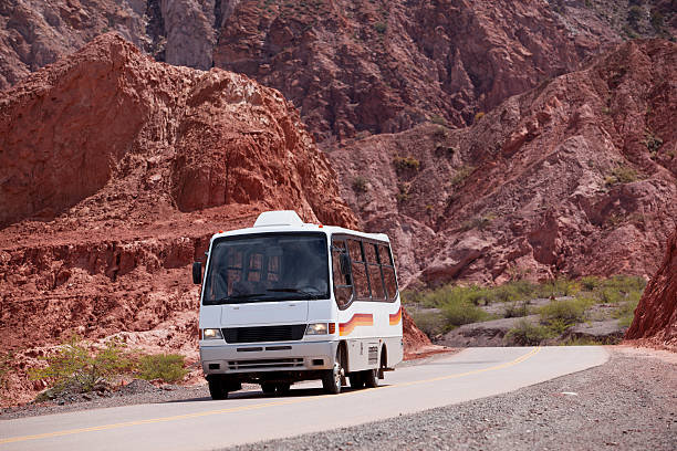 autocarro condução através de vale no norte da argentina - coachride imagens e fotografias de stock