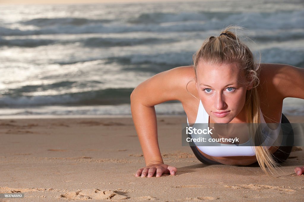 Jovem mulher fazendo push ups - Foto de stock de Adulto royalty-free