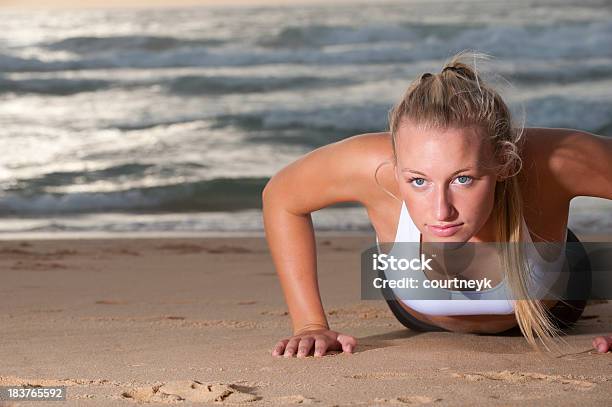 Foto de Jovem Mulher Fazendo Push Ups e mais fotos de stock de Adulto - Adulto, Areia, Atividade