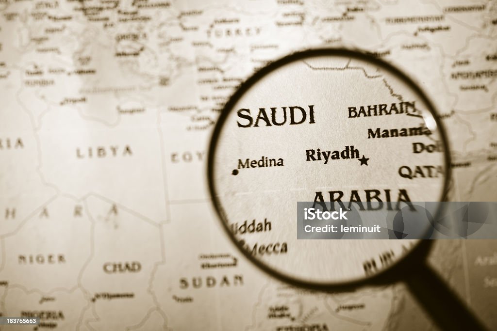 Lupa sobre un mapa de Arabia Saudita. - Foto de stock de Analizar libre de derechos