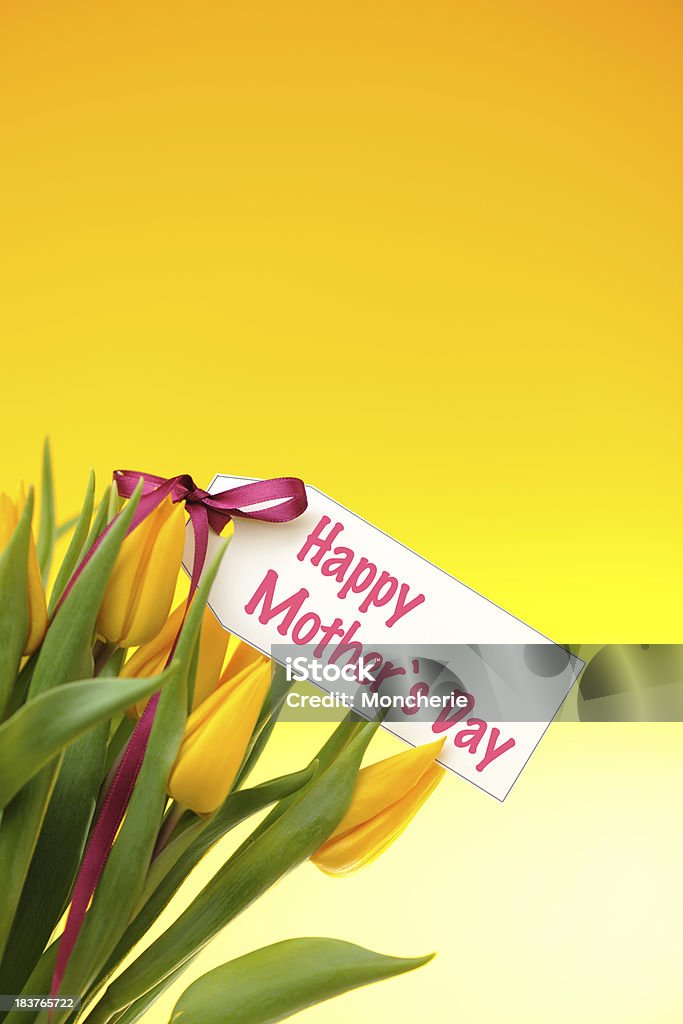 Tulipas Amarelas com cartão de Dia das Mães - Foto de stock de Amarelo royalty-free