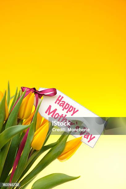 Foto de Tulipas Amarelas Com Cartão De Dia Das Mães e mais fotos de stock de Amarelo - Amarelo, Bouquet, Branco