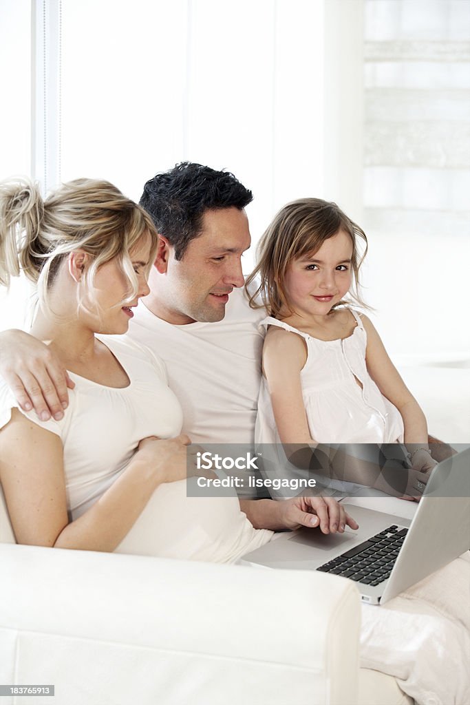 Família no computador portátil - Royalty-free 25-29 Anos Foto de stock