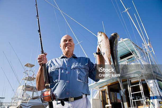 Photo libre de droit de Pêcheur Senior Avec Courbe Et De Produits Frais banque d'images et plus d'images libres de droit de 60-64 ans - 60-64 ans, Activité de loisirs, Adulte