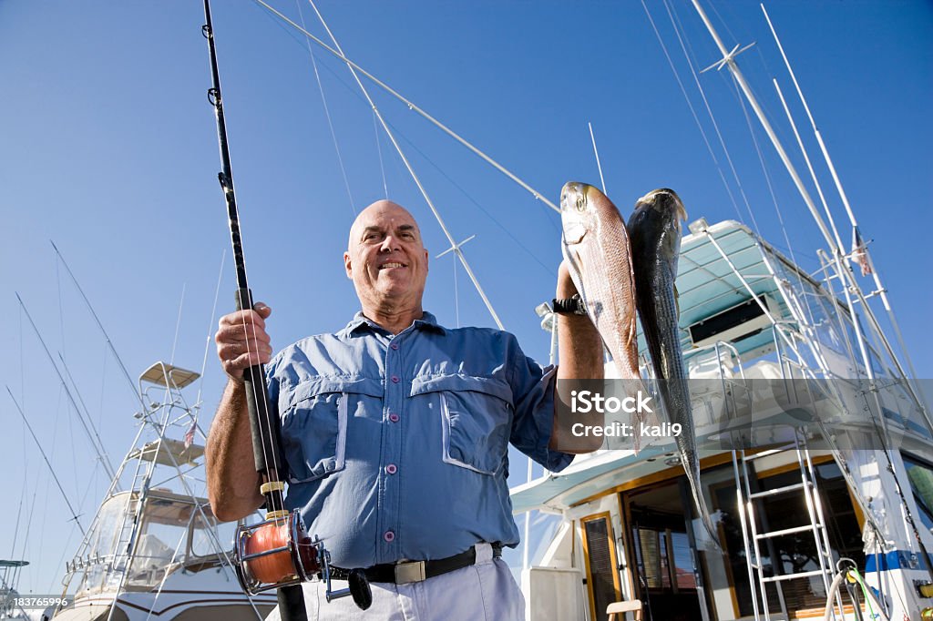 Senior pescador com rod e frescos captura - Royalty-free 60-64 anos Foto de stock