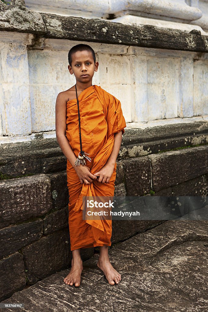 Monge budista perto Kandy, Sri Lanka - Foto de stock de Criança royalty-free