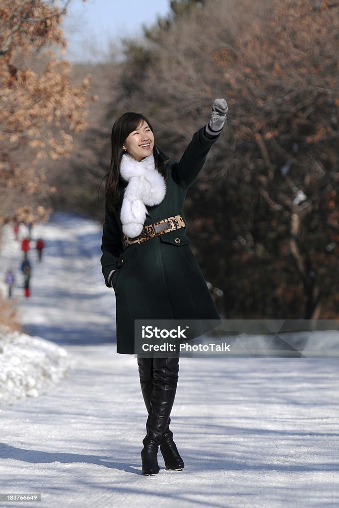 Heureuse jeune femme marchant à l'extérieur en hiver-XL - Photo de Cadrage en pied libre de droits