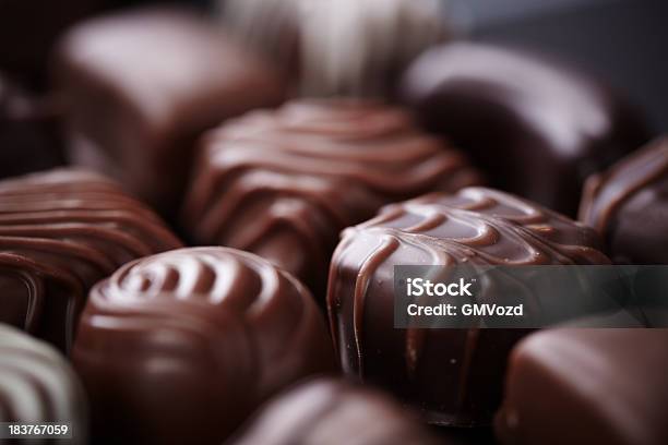 Praline Al Cioccolato - Fotografie stock e altre immagini di Cioccolato - Cioccolato, Eleganza, Varietà - Concetto