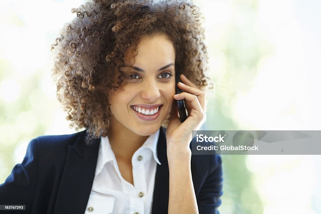 美しいビジネス女性の携帯電話 - 1人のロイヤリティフリーストックフォト