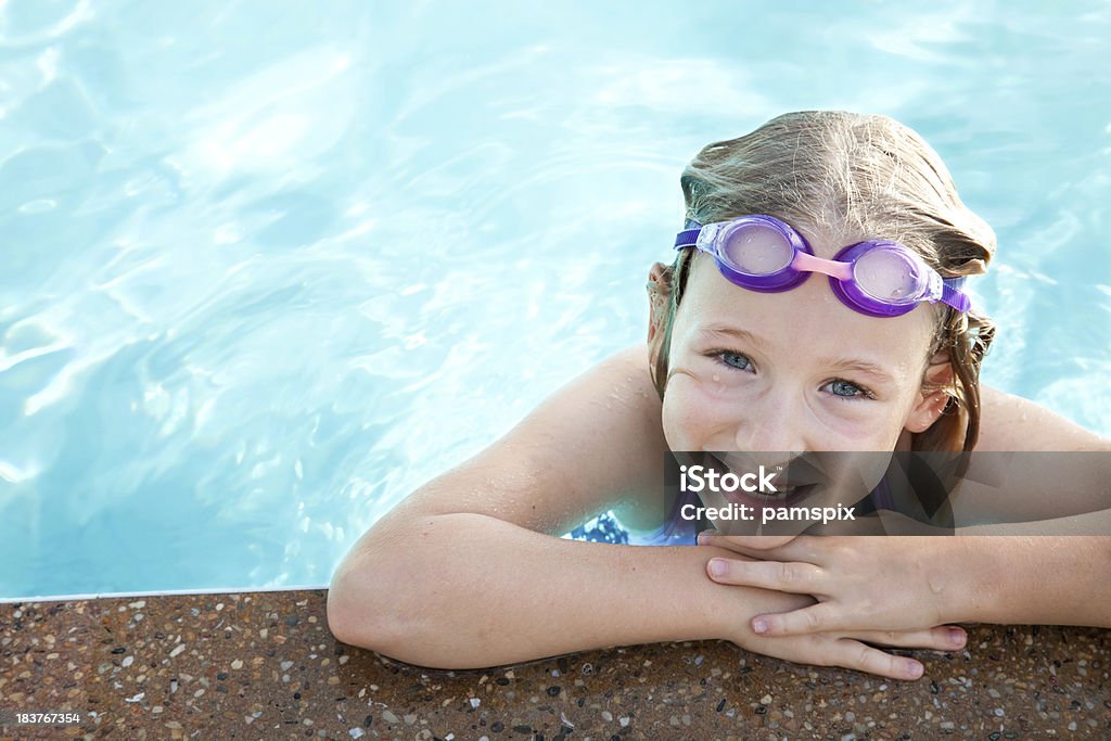 Ragazza in piscina - Foto stock royalty-free di Nuoto