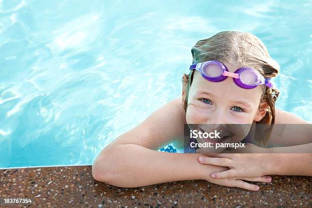 Ragazza In Piscina - Fotografie stock e altre immagini di Nuoto - Nuoto, 6-7 anni, Acqua