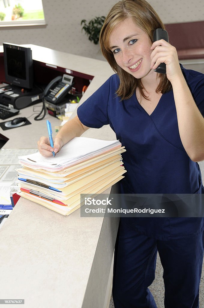 Medical réceptionniste avec des fichiers et téléphone - Photo de Bureau - Ameublement libre de droits