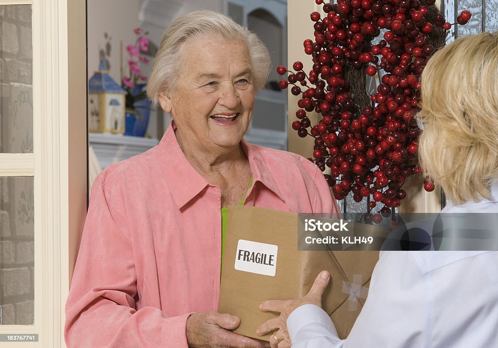 Senior Lady receber um pacote - Royalty-free Entregar Foto de stock
