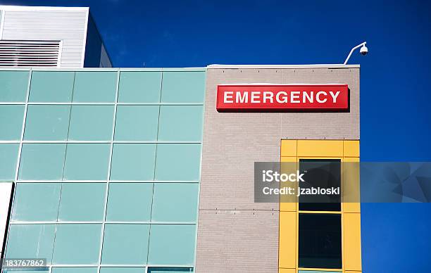 Photo libre de droit de Hôpital Panneau Urgence banque d'images et plus d'images libres de droit de Bâtiment vu de l'extérieur - Bâtiment vu de l'extérieur, Hôpital, Signalisation