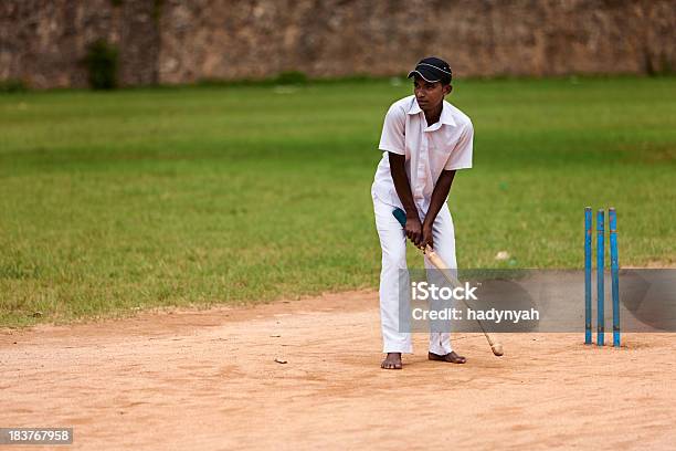 Joven Jugando Críquet Schoolboys De Sri Lanka Foto de stock y más banco de imágenes de Actividades recreativas - Actividades recreativas, Actividades y técnicas de relajación, Adolescente