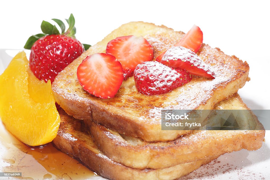 Toast français avec des fraises - Photo de Pain perdu libre de droits