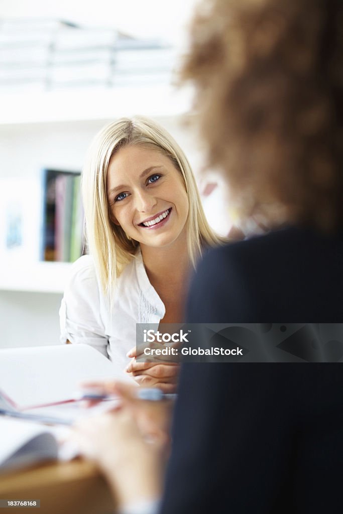 Souriant Femme d'affaires au lieu de travail - Photo de Adulte libre de droits